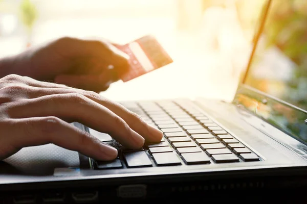 Mulher segurando cartão de crédito e digitando teclado no laptop com sho — Fotografia de Stock