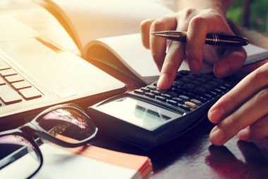 Adam yakından Resepsiyon evde maliyetini hesaplamak.