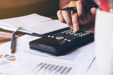 Finans yapıyor kadın el kadar kapatın ve yaklaşık maliyeti de hesaplamak