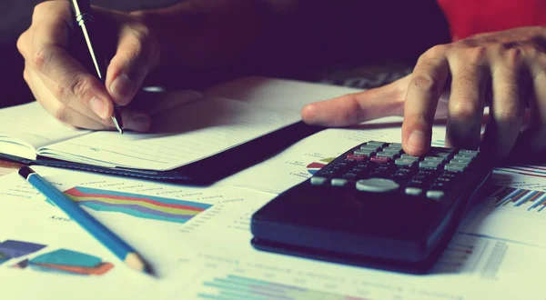 Mano de hombre haciendo finanzas y calcular sobre el costo en la mesa en hom — Foto de Stock