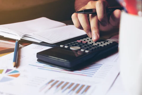 Cerca de la mano de la mujer haciendo finanzas y calcular sobre el costo en de — Foto de Stock