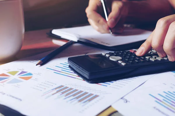 Mujer calcular sobre los gastos y tomar nota en la mesa en casa —  Fotos de Stock