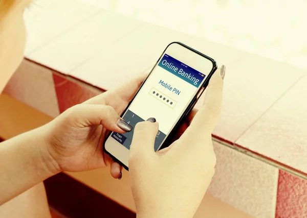 Mujer manos utilizando la banca en línea en la pantalla táctil con teléfono inteligente — Foto de Stock