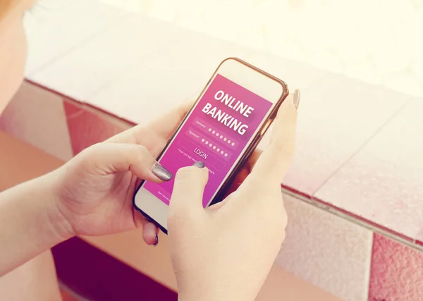 Tangan wanita menggunakan perbankan daring pada layar sentuh dengan smartphone — Stok Foto