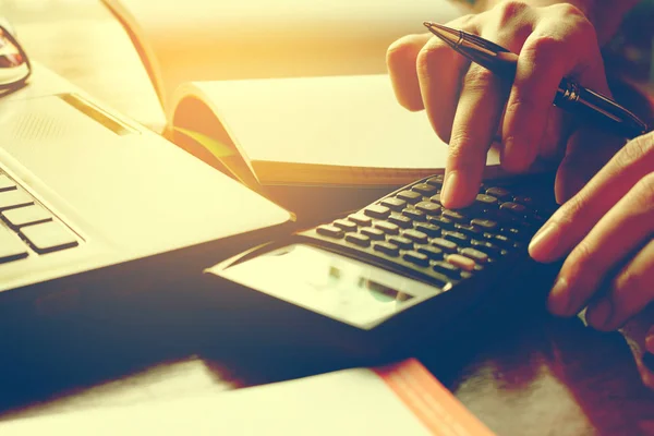 Frau aus nächster Nähe berechnet Finanzen im Homeoffice. — Stockfoto