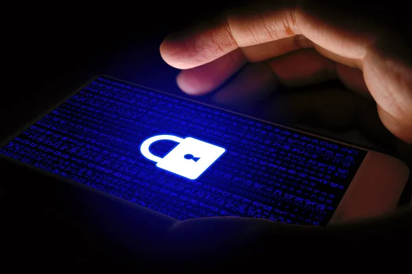 Cyber concetto di sicurezza, Uomo utilizzando smartphone e icona di blocco su vi — Foto Stock