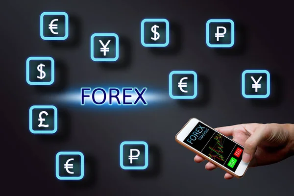 Koncept Forex, obchodník drží měny ikonu a chytrý telefon — Stock fotografie