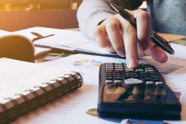 Maliyet ve ev ofis finansta yapıyor hakkında kadın hesaplamak.