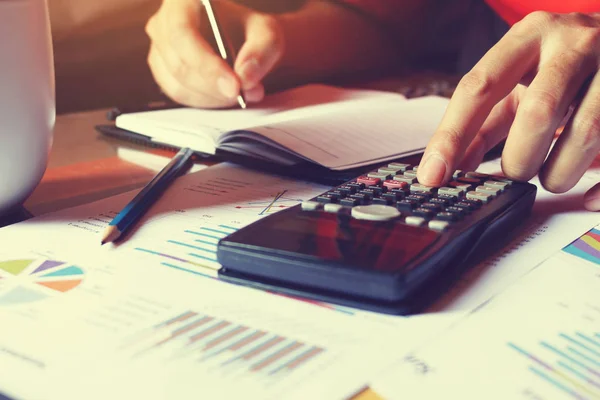 Hombre haciendo finanzas y calcular en el escritorio sobre el costo en casa offic — Foto de Stock