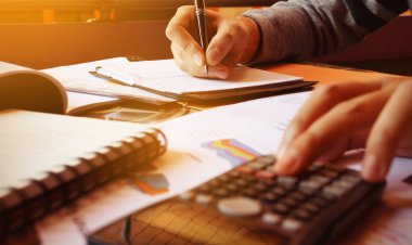 Kadın hesaplamak gider ve ev ofis finansta yapıyor hakkında.