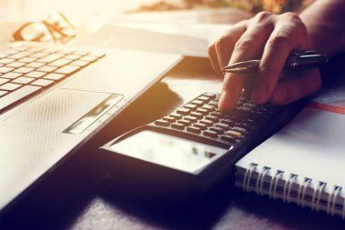 Elini adam ile hesap makinesi hesaplamak ev yazıhane masada Finans