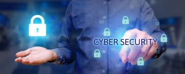 İş adamı poiting ve düğme siber güvenlik düğmesi basarak