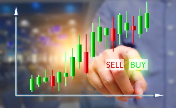 Geschäftsmann drückt Kauf-Taste auf virtuellen Bildschirmen mit Aktien ch — Stockfoto