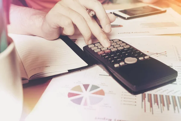 Taschenrechner und Finanzkonzept, Frauenhand berechnet über cos — Stockfoto