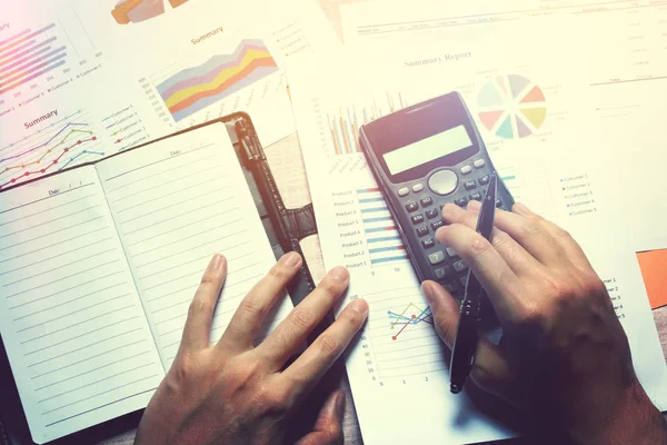 Overhead-Ansicht, Frau Hand berechnen Finanzen und denken über f — Stockfoto