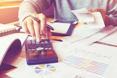 Hesap makinesini kullanarak adam ve bill hom içinde holding ile maliyeti hesapla