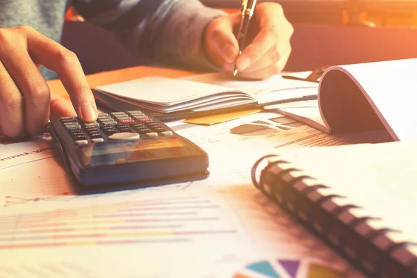 Calculadora con la mano de la mujer calcular las finanzas y escritura registro — Foto de Stock