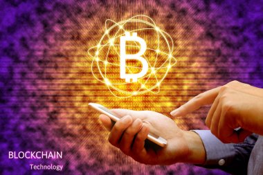 Blockchain teknoloji kavramı, işadamı smartphone tutarak bir