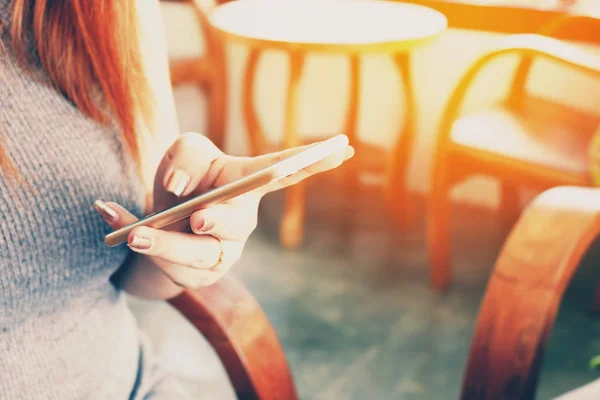 Nahaufnahme einer Frau beim Tippen von Nachrichten auf dem Smartphone in einem Café. — Stockfoto