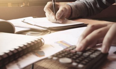 Kadın hesaplamak gider ve ev ofis finansta yapıyor hakkında.