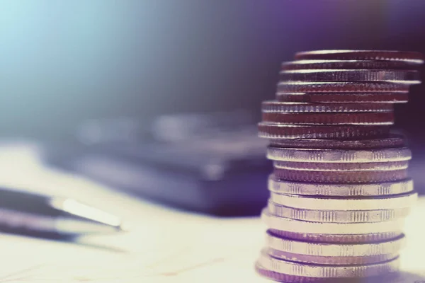 Close-up van de munt met de pen en rekenmachine over besparingen Financiën conc — Stockfoto