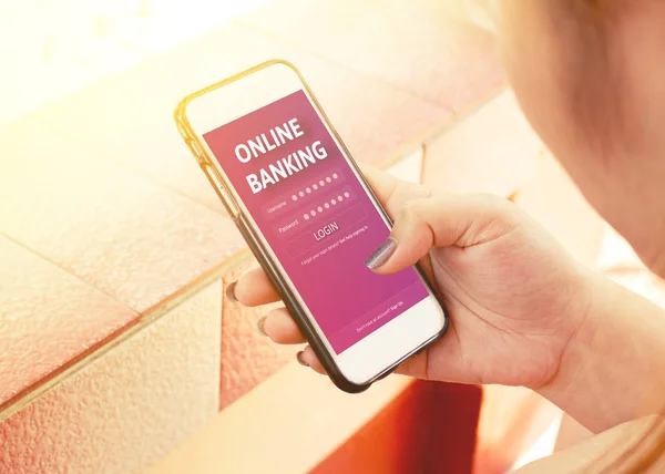 Nő használ smartphone-val online banking. — Stock Fotó