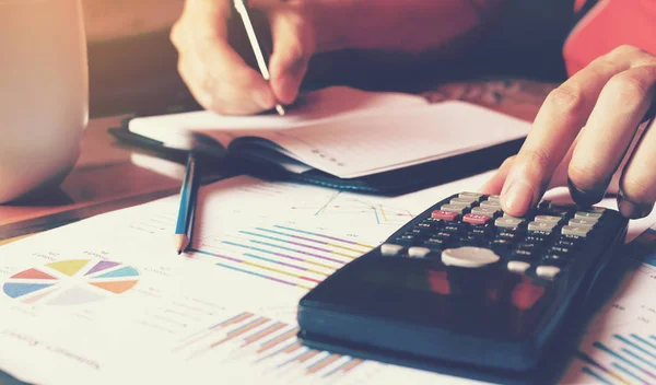 Kalkulator dengan tangan wanita melakukan keuangan di rumah dan menghitung — Stok Foto