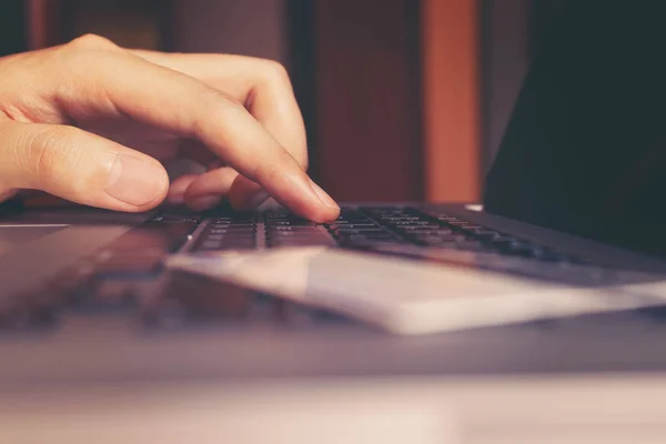 Close-up van de hand mens te typen toetsenbord computer laptop en krediet — Stockfoto