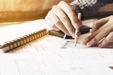 Mimar adam çizim bir geometrik şekil vasıl yazıhane kağıt üzerine