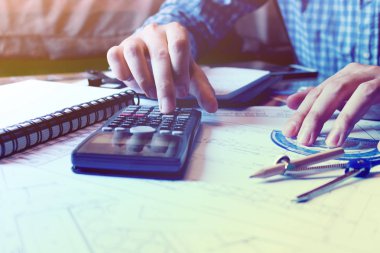 Mimar adam inşaat alanı üzerinde ofis planı hesapla.