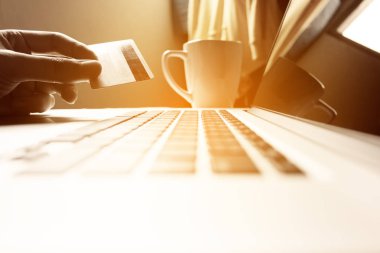 Kredi kartı ile online alışveriş veya Internet ba tutan adam el