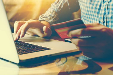 Laptop klavye ve holding kredi kartı ile online s yazmadan adam