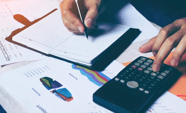 Mulher escrevendo tomar nota e calcular finanças na mesa com analy — Fotografia de Stock
