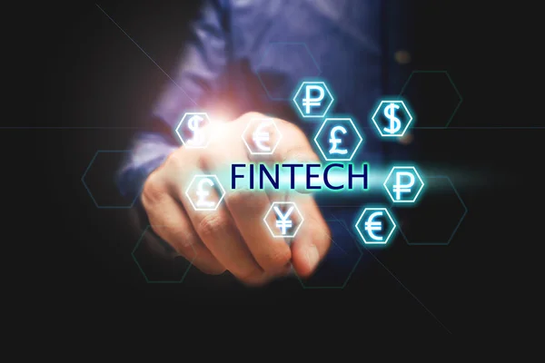 Concept de technologie financière, homme pressant texte fintech et curr — Photo