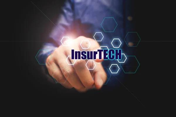 Concepto de tecnología de seguros (Insurtech), empresario presionando t —  Fotos de Stock