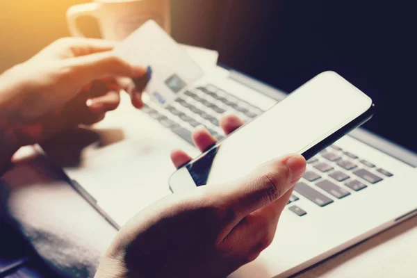 Cerca de la mano de la mujer sosteniendo teléfono inteligente y tarjeta de crédito haciendo onl —  Fotos de Stock