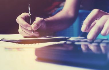 Not ve ca kavramı kadınla el yazma Finans tasarruf edin