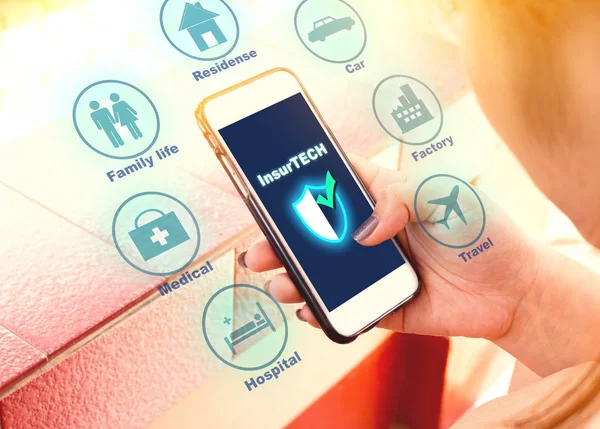 Sigorta teknoloji (Insurtech) kavramı, verilere bakarak kadın INF