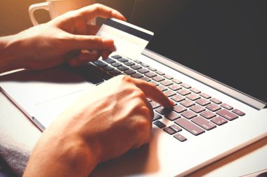 Online alışveriş için banka kartı tutan adam el.