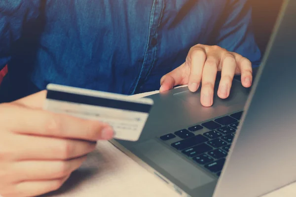 Fechar inteligente jovem digitando trackpad no laptop com compras — Fotografia de Stock