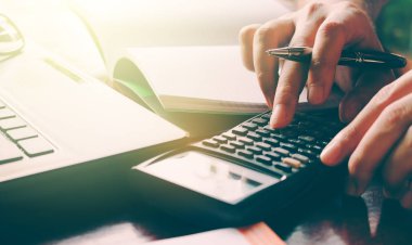 Kadın eli kalem tutan ve Finans o yapıyor ile hesap makinesi kullanma