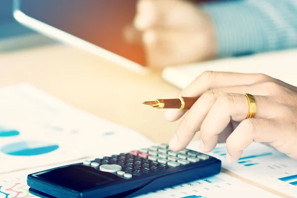 Taschenrechner mit dem Finger der Hand Geschäftsmann drücken und rechnen — Stockfoto