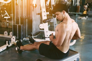 Genç Asyalı sporcu çek hala ağırlık bina kas, ben için