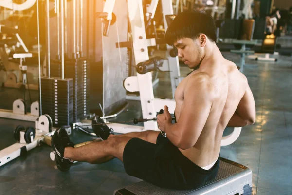 Jovem asiático desportista puxar ainda peso para a construção muscular em i — Fotografia de Stock