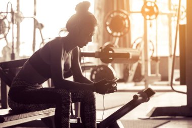 Sağlıklı kadın egzersiz ve arama şarkı liste ile sonra rahatlatıcı