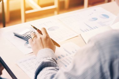 Arkadan görünüş iş Asyalı adamın hesaplamak analiz sonucu su ile