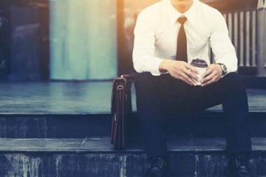 Umut conce ile bina şirket önünde oturan işadamı