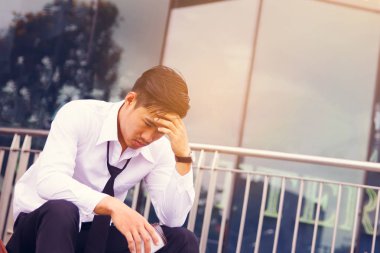 Şirket ve düşünme abo önünde oturan endişe iş adamı