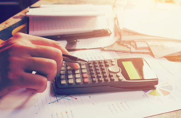 Mão homem pressionando calculadora com cálculo sobre annua fiscal — Fotografia de Stock