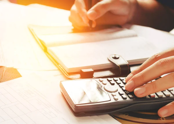Obchodní muž účetní práce doma s pomocí kalkulačky — Stock fotografie